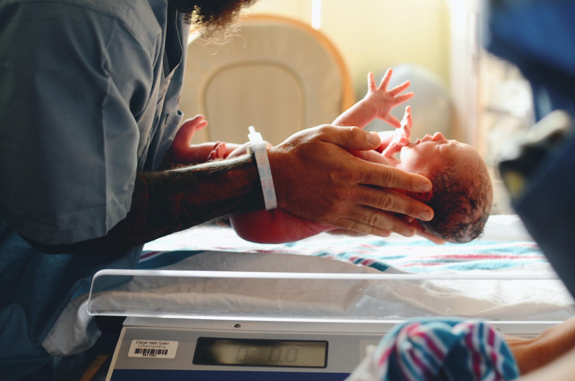 Foto von einem Neugeborenen in den Händen einer Person